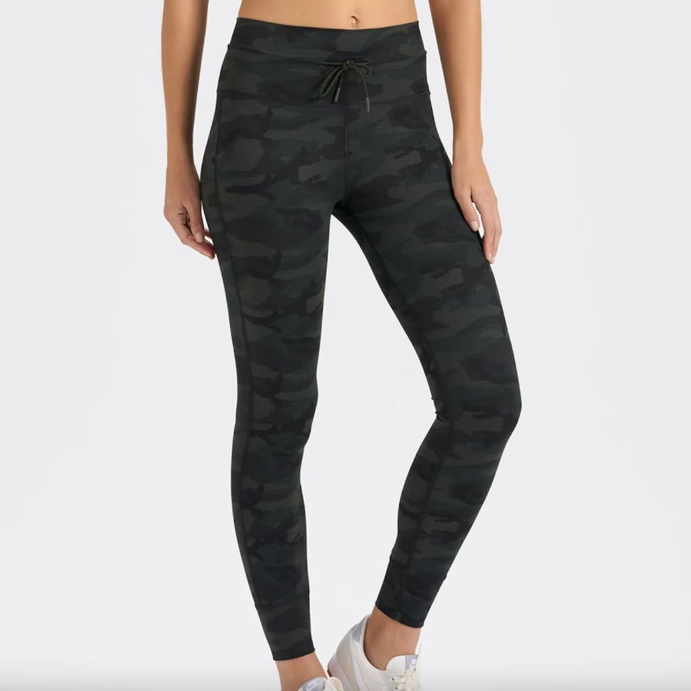 NWT Vuori Daily Legging, Green Camo, Sz S